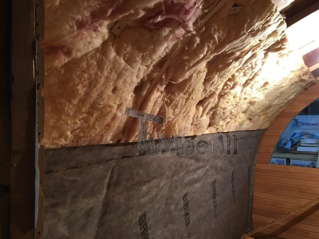 L’installazione Della Lana Minerale E Lo Strato Di Vapore Proveniente Dall’interno Della Sauna.