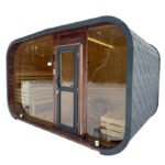 Cabina sauna esterna con vetrata panoramica