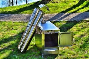 Stufa a legna esterna rettangolare TimberIN Nordic External in acciaio inox, su prato