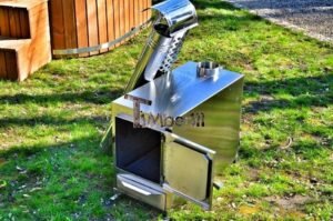 Stufa a legna esterna rettangolare TimberIN Nordic External in acciaio inox, su prato