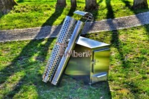Stufa a legna esterna rettangolare TimberIN Nordic External in acciaio inox, su prato