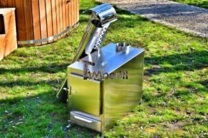 Stufa a legna esterna rettangolare TimberIN Nordic External in acciaio inox, su prato