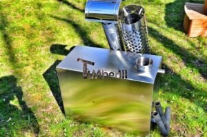 Stufa a legna esterna rettangolare TimberIN Nordic External in acciaio inox, su prato