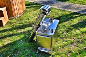 Stufa a legna esterna rettangolare TimberIN Nordic External in acciaio inox, su prato