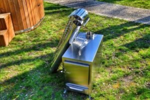 Stufa a legna esterna rettangolare TimberIN Nordic External in acciaio inox, su prato
