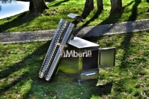 Stufa a legna esterna rettangolare TimberIN Nordic External in acciaio inox, su prato