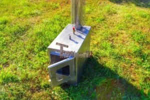 Stufa a legna esterna TimberIN Nordic External in acciaio inox con porta in vetro, in giardino