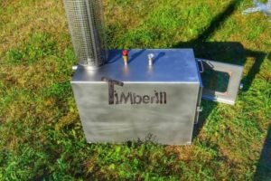 Stufa a legna esterna TimberIN Nordic External in acciaio inox con porta in vetro, in giardino