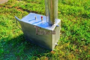 Stufa a legna esterna TimberIN Nordic External in acciaio inox con porta in vetro, in giardino