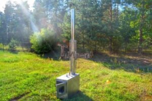 Stufa a legna esterna TimberIN Nordic External in acciaio inox con porta in vetro, in giardino