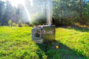 Stufa a legna esterna TimberIN Nordic External in acciaio inox con porta in vetro, in giardino