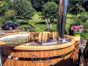 TimberIN Nordic Flex – vista interna, piena d'acqua, con camino in acciaio inox della stufa a legna e schermatura