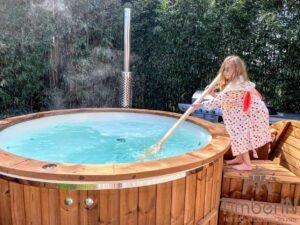 TimberIN Nordic Core™ – vasca idromassaggio da esterno con stufa a legna integrata in giardino