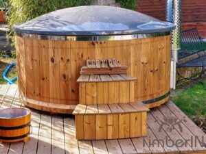 TimberIN Nordic Core™ – vasca idromassaggio da esterno con stufa a legna integrata in giardino