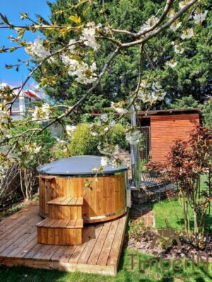 TimberIN Nordic Core™ – vasca idromassaggio da esterno con stufa a legna integrata in giardino