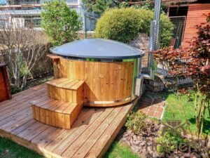 TimberIN Nordic Core™ – vasca idromassaggio da esterno con stufa a legna integrata in giardino