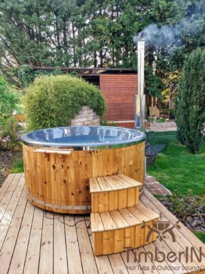 TimberIN Nordic Core™ – vasca idromassaggio da esterno con stufa a legna integrata in giardino