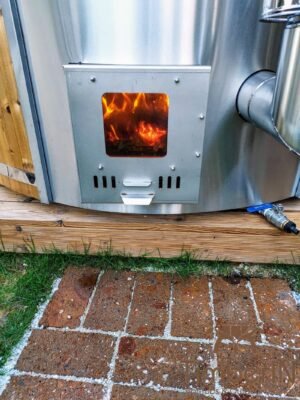 TimberIN Nordic Core™ – vasca idromassaggio da esterno con stufa a legna integrata in giardino