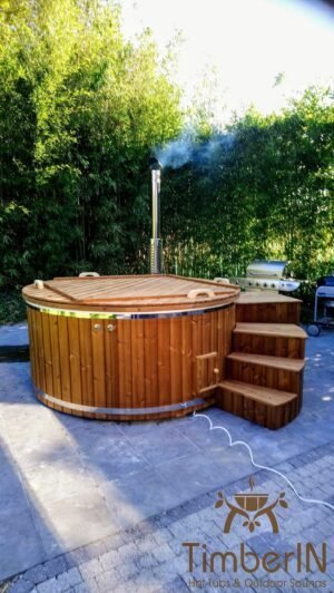 TimberIN Nordic Core™ – vasca idromassaggio da esterno con stufa a legna integrata in giardino