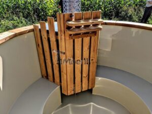 TimberIN Nordic Flex con vasca interna in polipropilene e panche in legno, in uso in un giardino