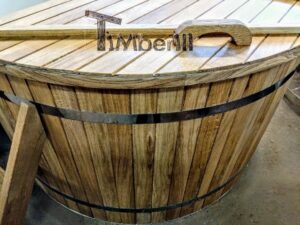 TimberIN Nordic Flex – vasca chiusa con coperchio in legno a segmenti, maniglia centrale e fasce metalliche nere