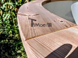 TimberIN Nordic Flex – dettaglio dei segmenti del bordo in legno uniti a 45° con logo TimberIN