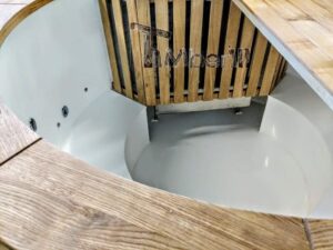 TimberIN Nordic Flex – vista interna con vasca bianca sagomata e protezione in legno