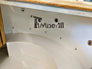 TimberIN Nordic Flex – interno della vasca bianca in polipropilene con logo TimberIN e fori predisposti per getti e raccordi