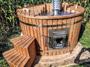 TimberIN Nordic Flex – vista frontale con sportello della stufa aperto, coperchio in legno, scaletta e camino in acciaio inox