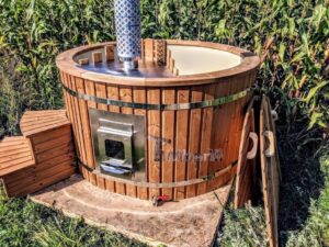 TimberIN Nordic Flex con camino in acciaio inox della stufa a legna, panche in legno e bordo in ghiaia