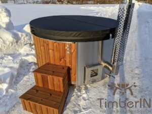 Coperchio isolato in pelle TimberIN su una vasca idromassaggio in legno in giardino