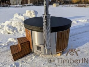 Coperchio isolato in pelle TimberIN su una vasca idromassaggio in legno in giardino