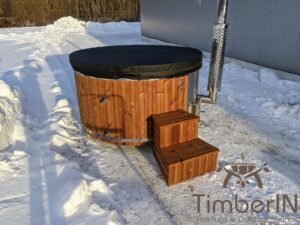 Coperchio isolato in pelle TimberIN su una vasca idromassaggio in legno in giardino