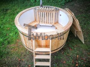 TimberIN Nordic Flex – vista interna con scaletta e panche in legno, in un giardino curato