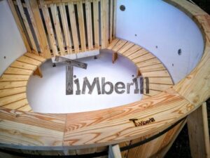 TimberIN Nordic Flex – ampia vista dall'alto della vasca interna bianca, con bordo e panca in legno e alta griglia attorno alla stufa interna