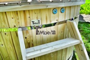 TimberIN Nordic Flex con scaletta in legno e raccordi dell'acqua in acciaio inox nella parete della vasca
