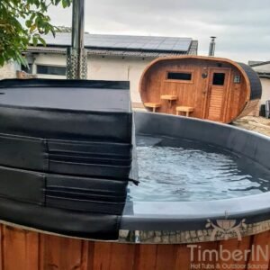 Coperchio isolato in pelle TimberIN su una vasca idromassaggio accanto a una sauna da esterno