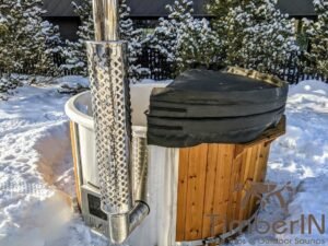 Coperchio isolato in pelle TimberIN su una vasca idromassaggio in legno in giardino