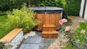 Coperchio isolato in pelle TimberIN su una vasca idromassaggio in giardino