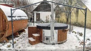 Coperchio isolato in pelle TimberIN su una vasca idromassaggio in giardino