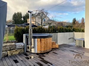 Coperchio isolato in pelle TimberIN su una vasca idromassaggio in giardino
