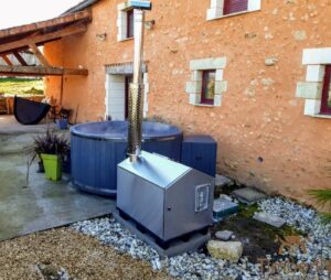 TimberIN Nordic™ External Comfort – vasca da esterno collegata a una stufa a pellet esterna
