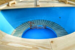 TimberIN Nordic Flex vista dall'alto, vuota, con vasca interna blu in polipropilene, panca ottagonale in legno e ampio bordo in legno chiaro