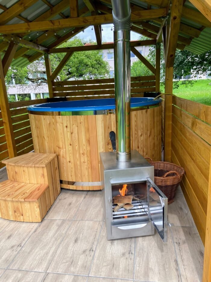 Vasca da esterno con rivestimento in legno, vasca interna blu in polipropilene e stufa a legna esterna