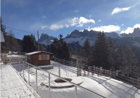 Vasca idromassaggio TimberIN coperta in un giardino innevato