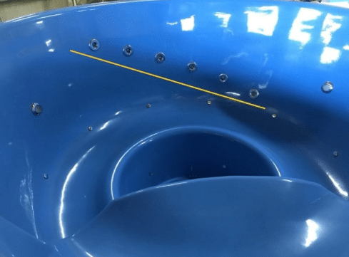 Bocchette dell'idromassaggio nella parete blu di una vasca TimberIN