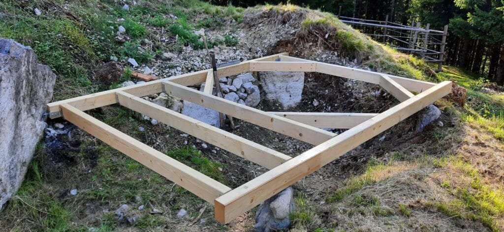 Telaio in legno con zona tecnica per la stufa della vasca