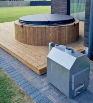 Stufa a legna esterna TimberIN Nordic External collegata a una vasca idromassaggio in legno
