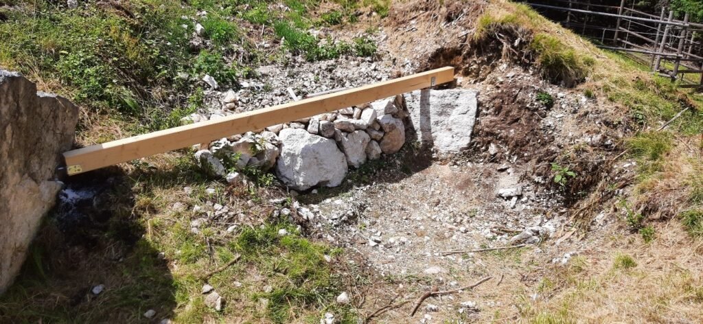 Primo montante della struttura per una vasca incassata