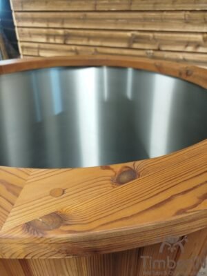 Vasca per bagno freddo TimberIN in termolegno con piccolo gradino-seduta all'interno
